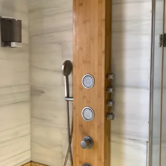 BONITA DUCHA DE COLUMNA DE BAMBÚ CON CHORROS DE HIDROMASAJE AQUITIENESLOQUEBUSCAS.COM